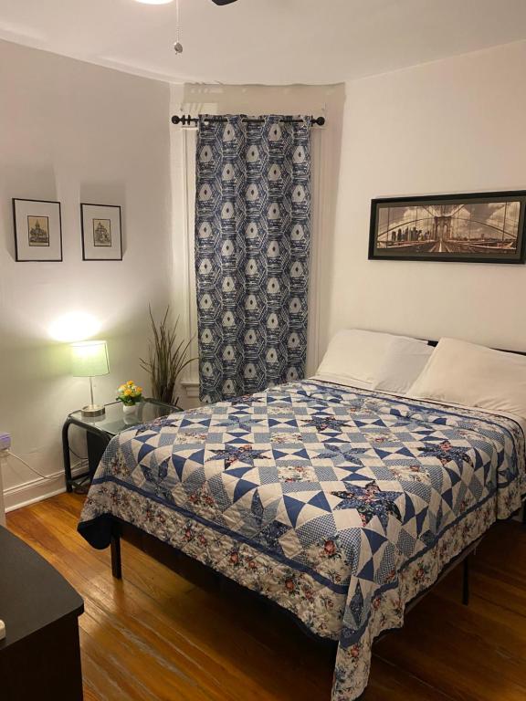 芝加哥Hollywood Rentals LLC的一间卧室配有一张带蓝色和白色被子的床