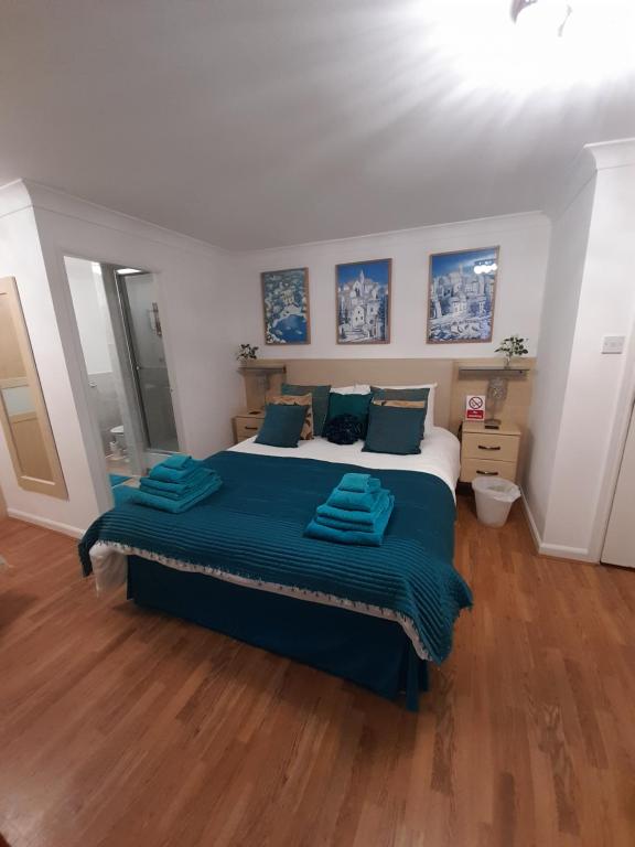 斯凯格内斯North Shore Lodge Skegness的一间卧室配有一张带蓝色床单的大床
