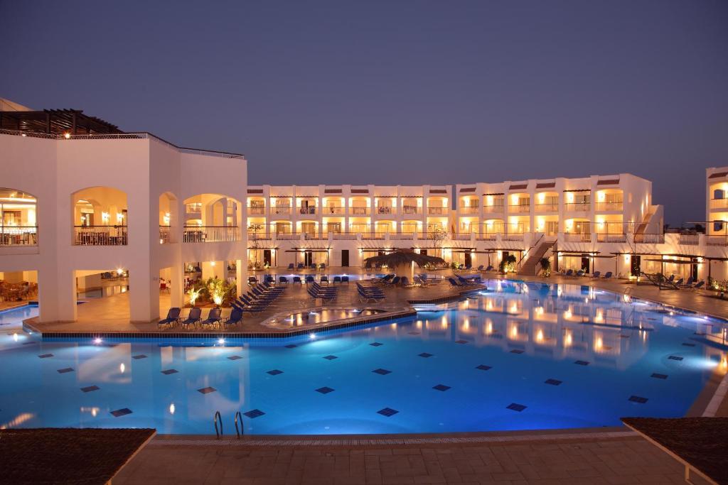 沙姆沙伊赫Jaz Sharks Bay的晚上在酒店前面的一个大型游泳池