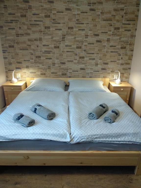 洛克特Penzion U Splavu的一张带两个枕头的床和两盏灯