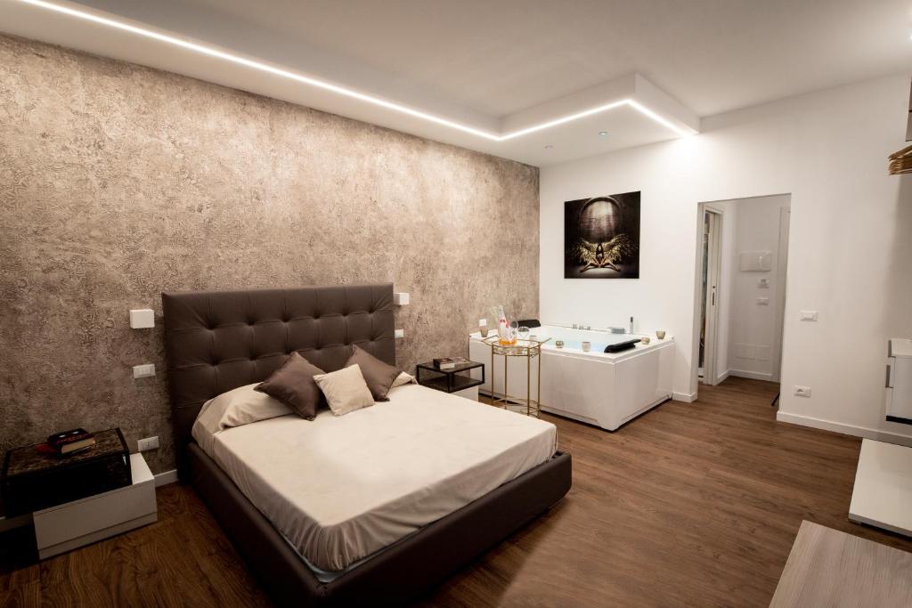 巴勒莫Fervore Luxury Rooms的一间卧室设有一张大床和一个水槽