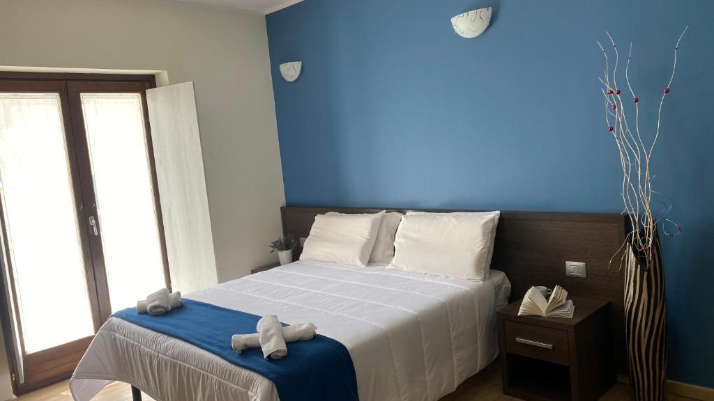 托雷梅利莎哥奇奈拉住宅酒店的一间卧室配有一张蓝色墙壁的床
