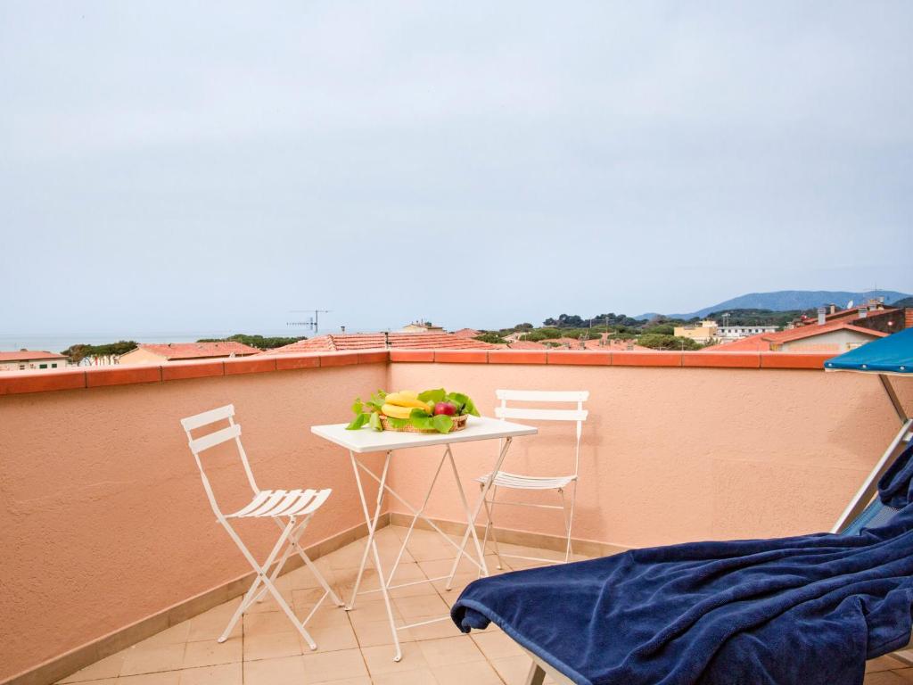 卡斯蒂里昂纳·德拉佩Residenza Turistico Alberghiera Corallo的屋顶阳台配有桌椅