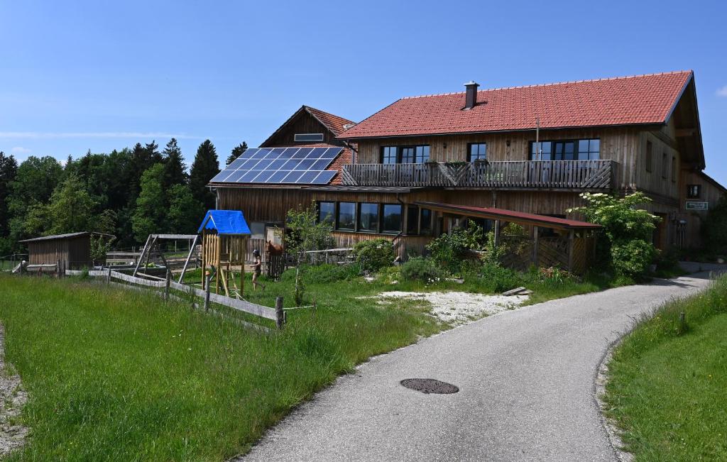 FrankenburgBiohof Schmidbauer的路边设有太阳能电池板的房子