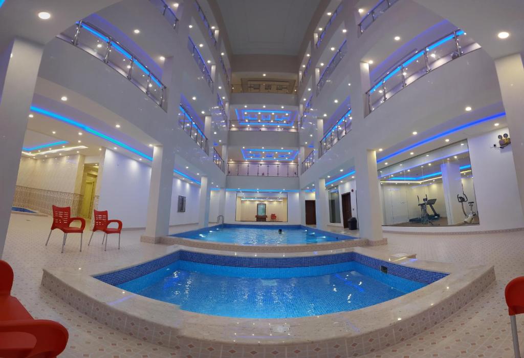 阿可贺巴Villa Park的大型客房的大型游泳池