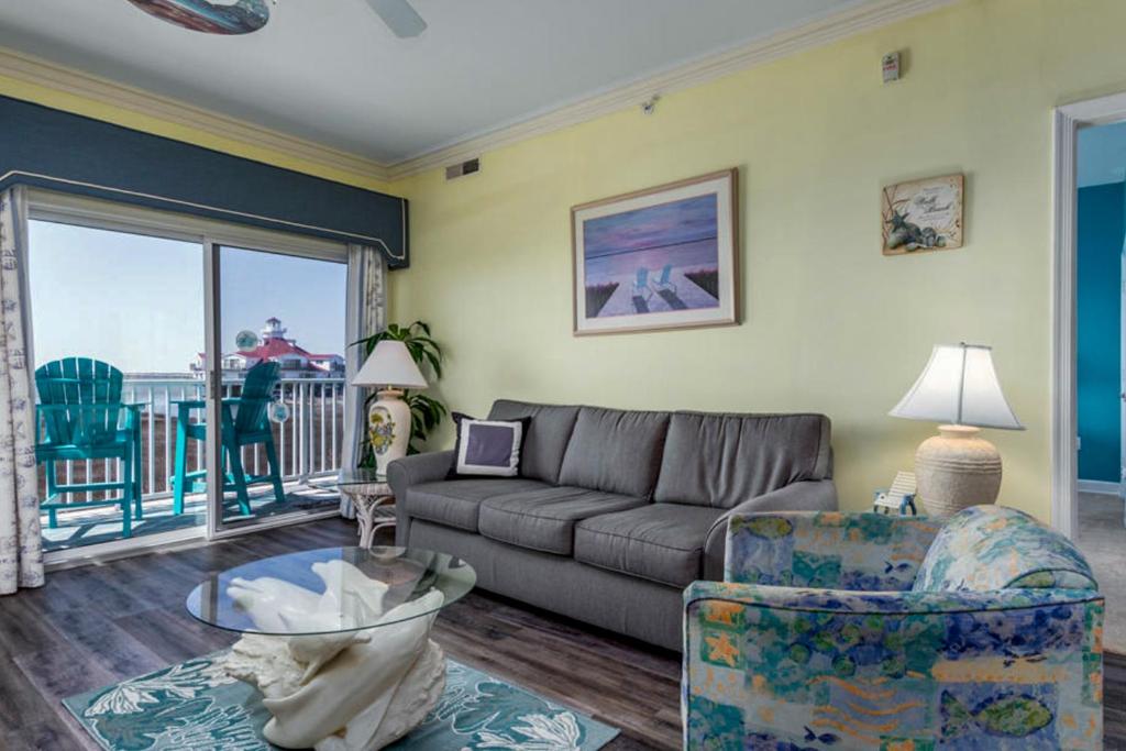 大洋城Maresol的客厅配有沙发和桌子
