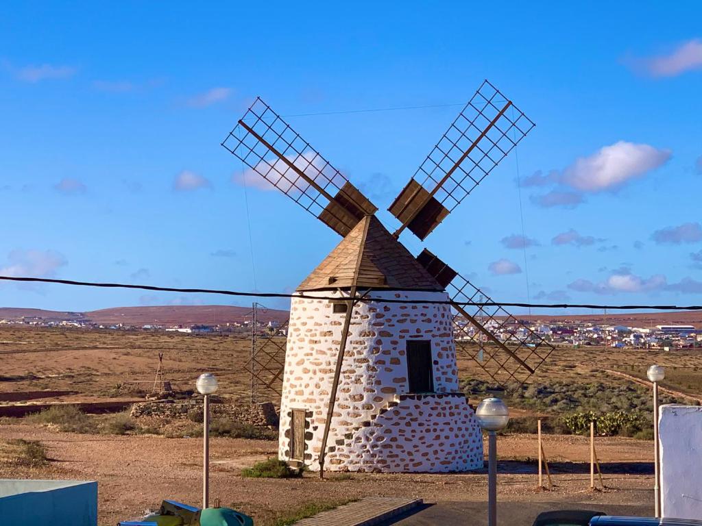 Valles de OrtegaFuerteventura apartament Monny Moulin View Antigua Wi-Fi的田间中的一个石制风车