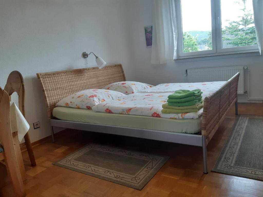 明登Haus Andreasse am Wiehengebirge的一间卧室配有带毛巾的床