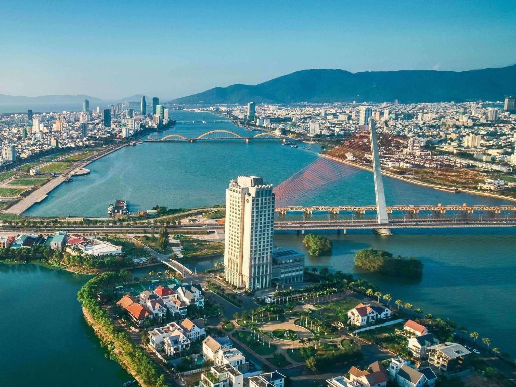 岘港岘港美爵酒店的城市空中景观和河流桥梁
