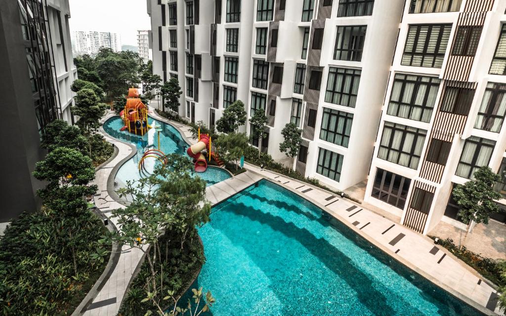 八打灵再也H20 Residence Ara Damansara by Airhost的大楼游泳池的顶部景色