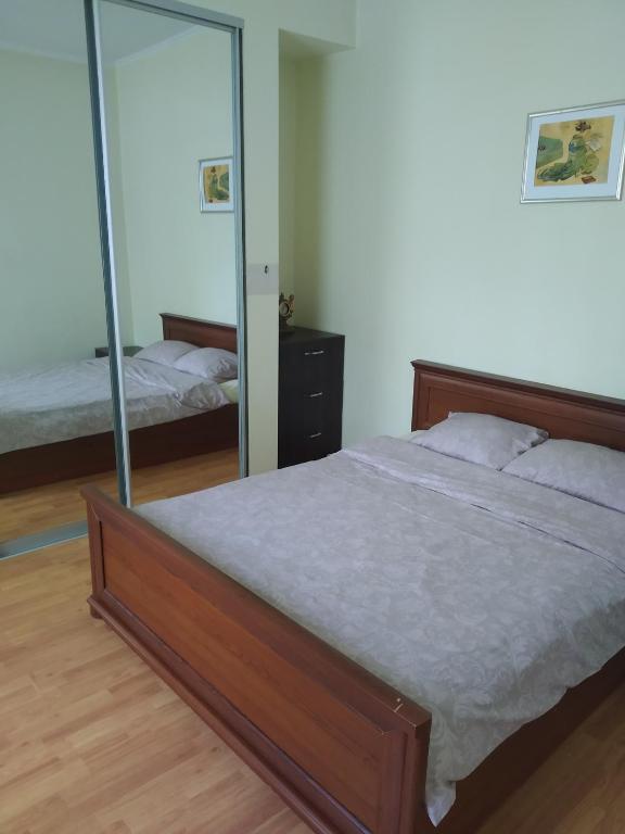 罗夫诺Park House的一间卧室配有一张床和一面大镜子