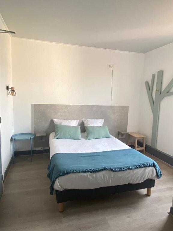 布科·莱斯白老城Boutique Hotel Lumaa Marinero的一间卧室配有一张带蓝色枕头的大床