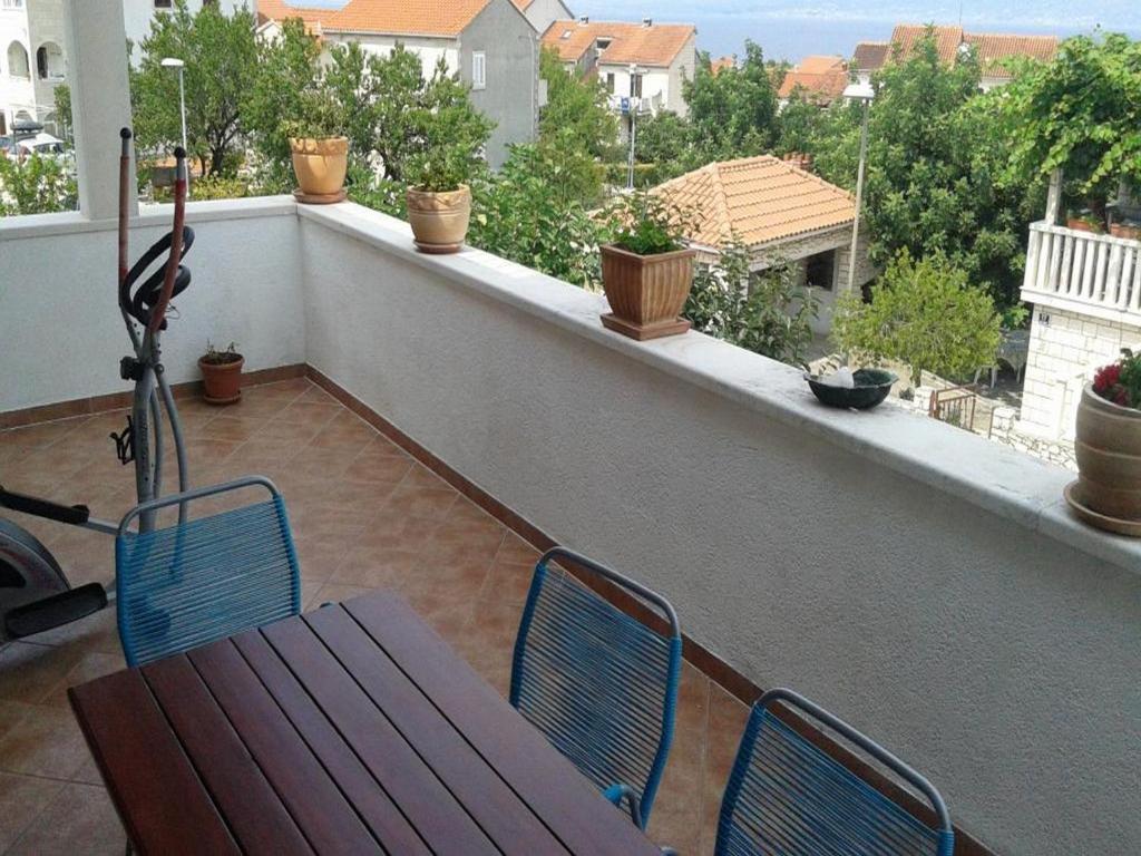 苏佩塔尔Apartments Magda的阳台配有木桌和椅子