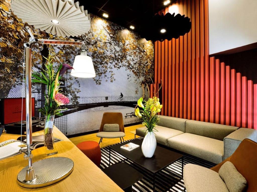 安锡Ibis Annecy - Cran-Gevrier的客厅配有沙发和桌子