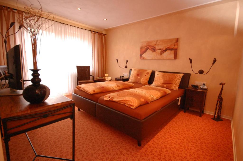 贝尔恩卡斯特尔-库斯Ferien-Wein-Gut Keifer的一间卧室设有一张床和一个窗口