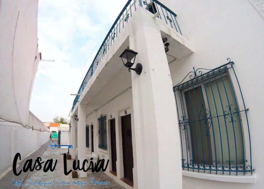 蒙特雷Casa Lucia的带阳台和窗户的白色建筑