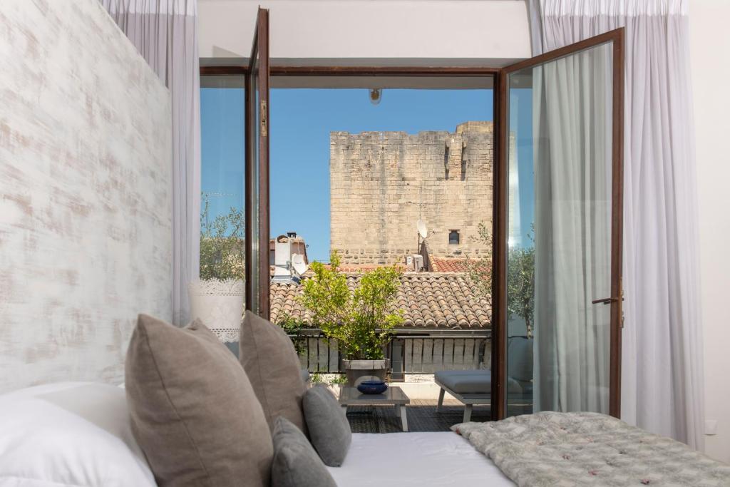 艾格-莫尔特梅森迪蒙佩里住宿加早餐旅馆的一间卧室配有一张床,享有城堡的景色