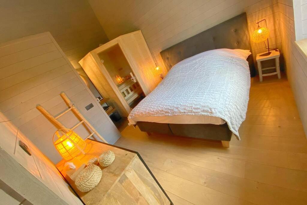 Vaux-sur-SûreLe refuge des amoureux, charme et confort welness.的一间小卧室,配有一张床和一张玻璃桌