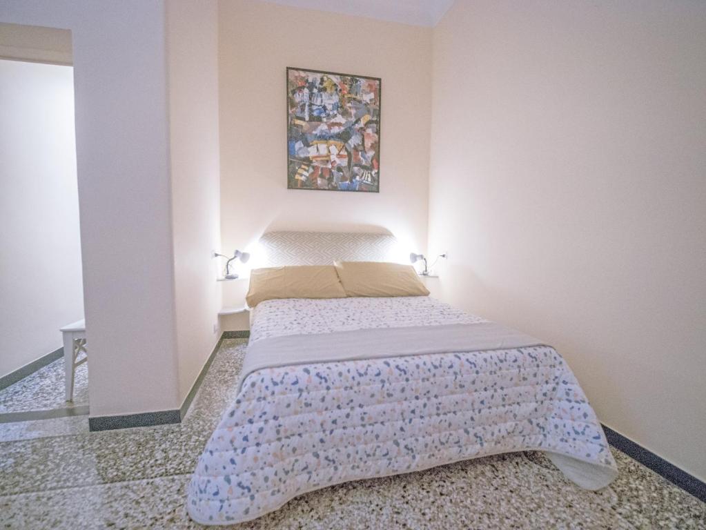 热那亚a due passi dal centro的墙上画的一张床上