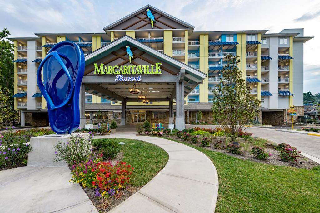 加特林堡Margaritaville Resort Gatlinburg的享有酒店美景,设有迎宾标志和鲜花