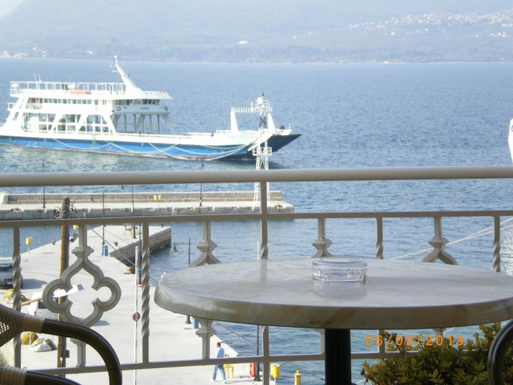 卢特拉艾季普苏帕拉蒂诺酒店的船停靠在码头上,有桌子