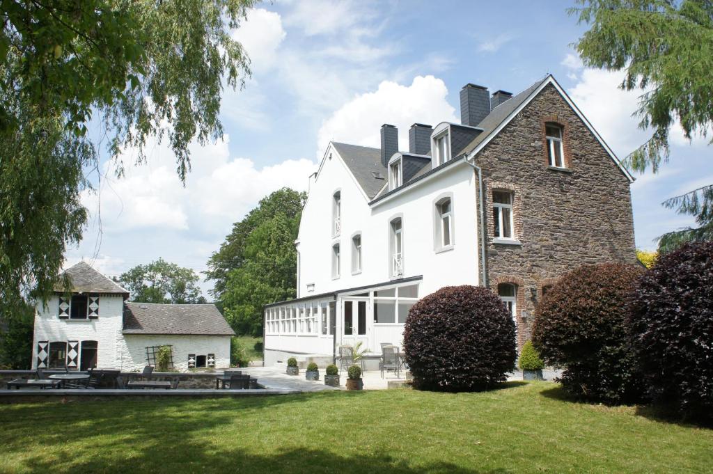 Arbrefontaine名居宅旅馆的享有白色大房子的外部景色