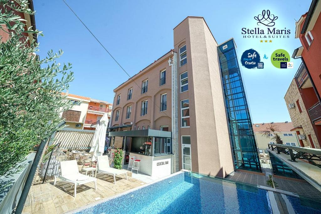 沃迪切Hotel Stella Maris的大楼前设有游泳池的酒店