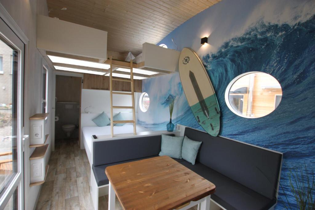 库克斯港Tiny Wave Tiny House auf dem Campingplatz Strandgut的墙上画有冲浪板的房间