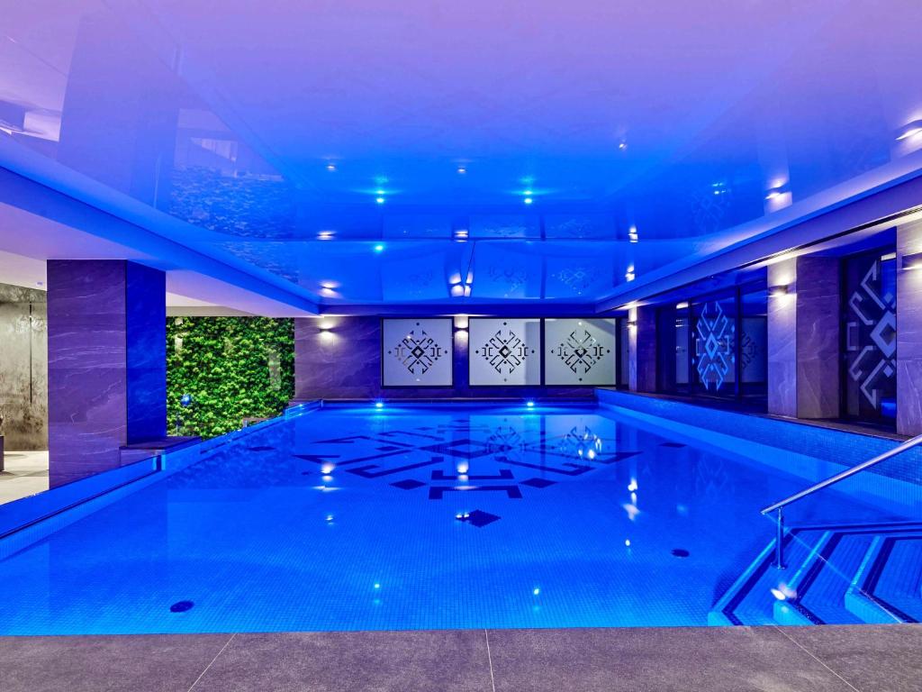 新塔尔格ibis Styles Nowy Targ的蓝色灯光的房子里的一个游泳池
