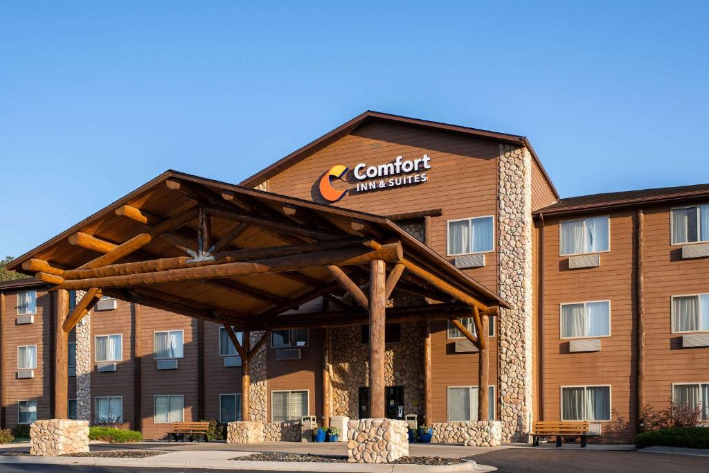 卡斯特Comfort Inn & Suites Near Custer State Park and Mt Rushmore的享有酒店正面景色,设有一座建筑