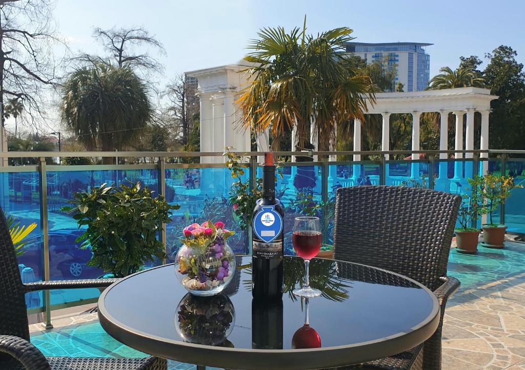 巴统Hotel Park的一张桌子,上面放着一瓶葡萄酒和一杯