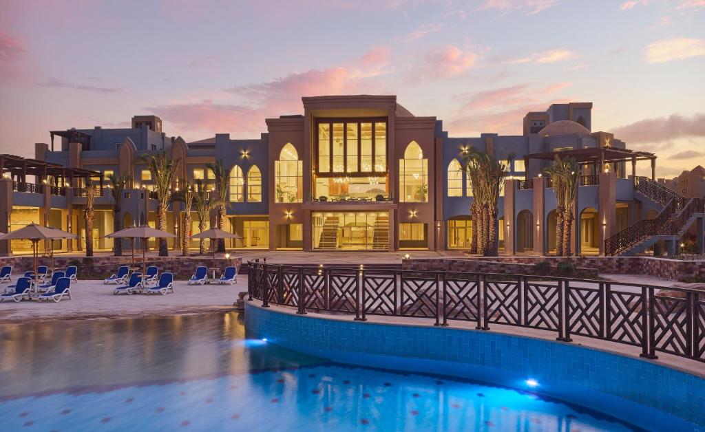 库塞尔Lazuli Hotel, Marsa Alam的一座带游泳池的度假村,位于一座建筑前