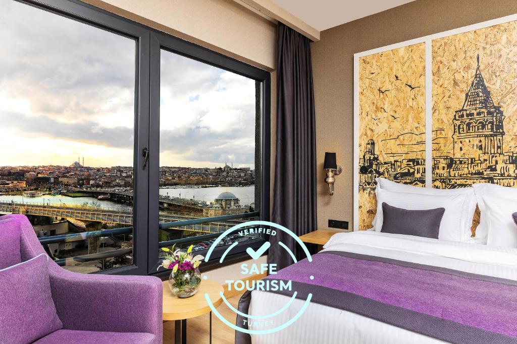 伊斯坦布尔The Halich Hotel Istanbul Karakoy - Special Category的酒店客房设有紫色的床和窗户。