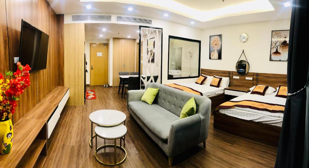 归仁FLC SEA TOWER Quy Nhon- Kizz House的酒店客房设有一张沙发和一张床