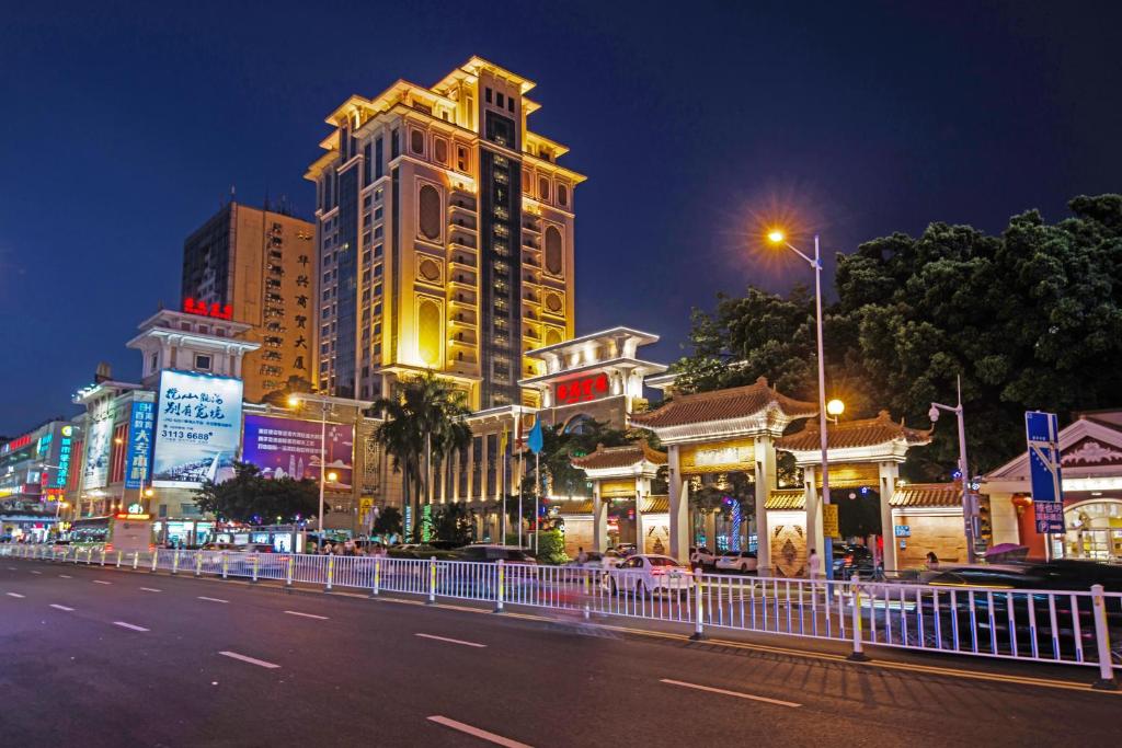 广州广州番禺宾馆的一条城市街道,晚上有高楼