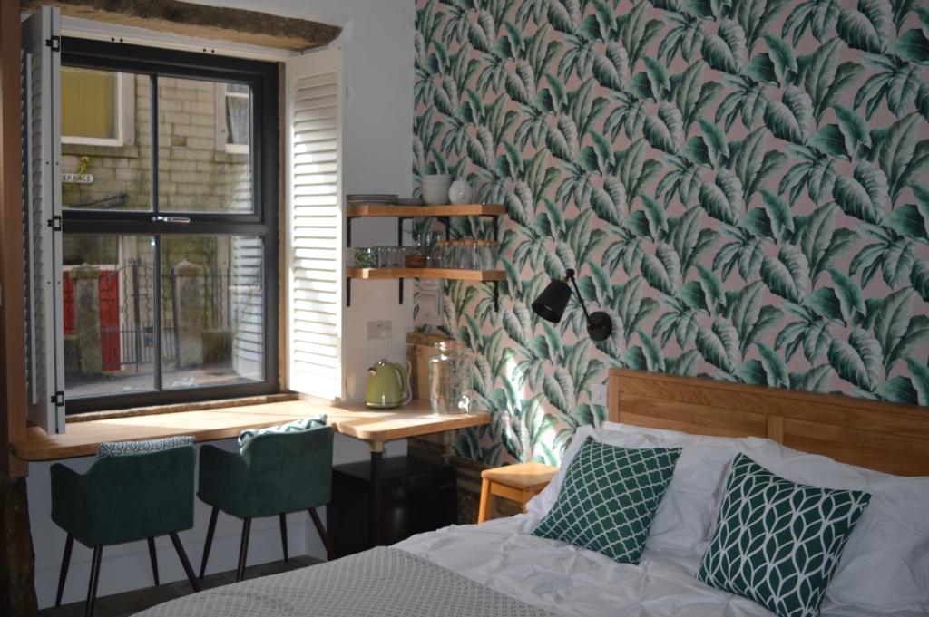 海伯敦桥Grooms House的一间卧室配有一张床、一个窗口和一张书桌