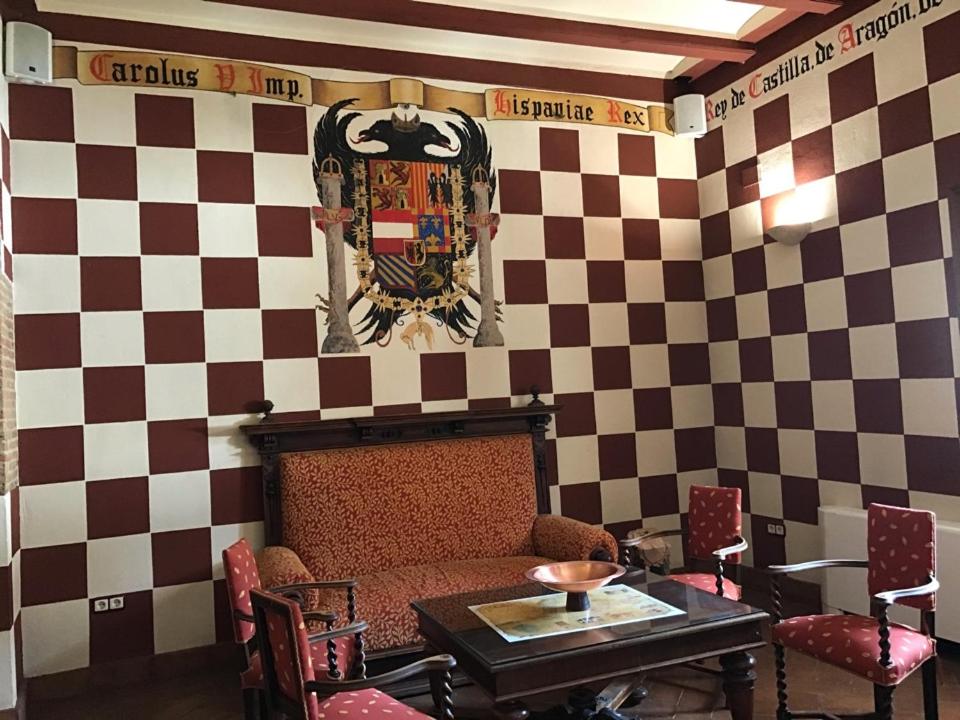 夸科斯德尤斯特亚巴迪亚德乌斯特乡村酒店 的客厅配有沙发和桌子
