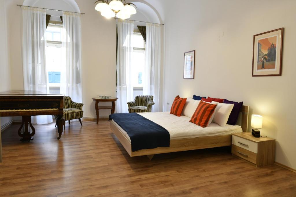 萨格勒布Apartment George&Dragon的一间卧室配有一张床和一架钢琴