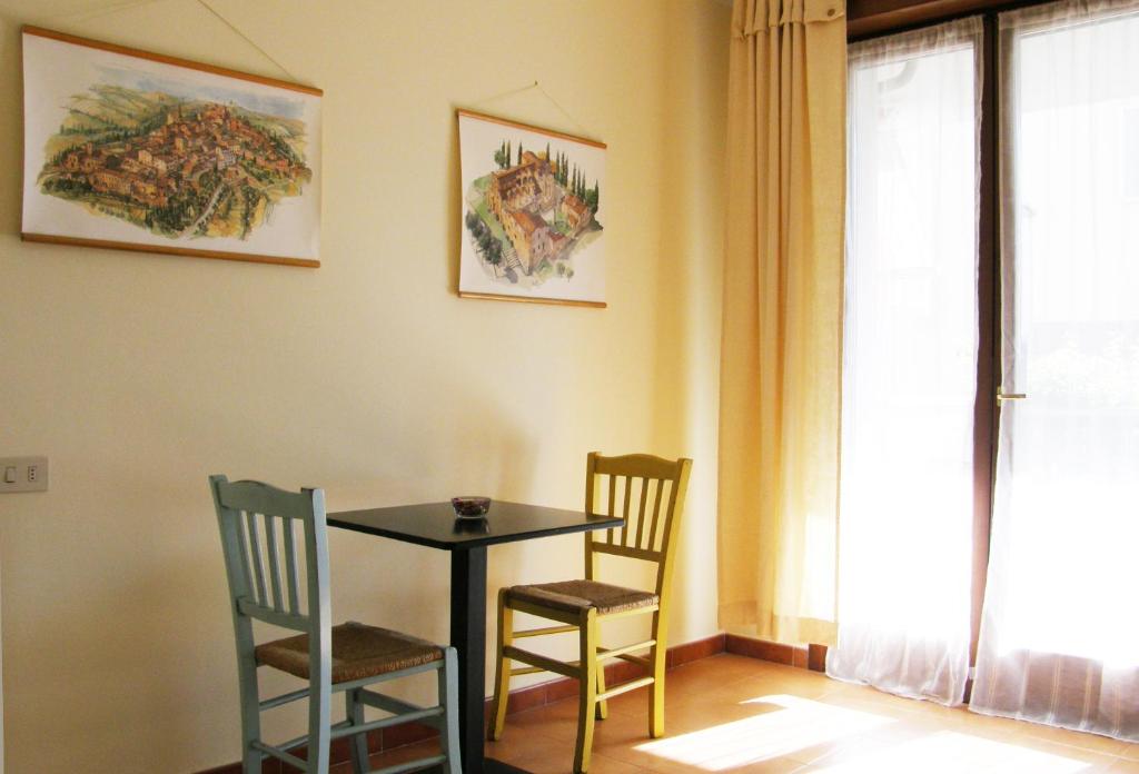 恩波利艾博尔吉旅馆的一间带桌子和两把椅子的用餐室