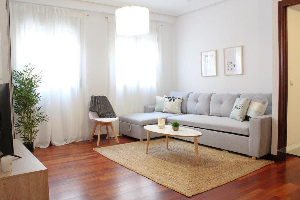 韦尔瓦Apartamento centro paseo maritimo的客厅配有沙发和桌子