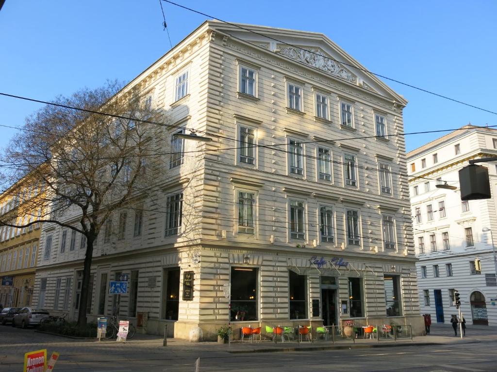 维也纳艾克城市公寓的街道拐角处的白色大建筑