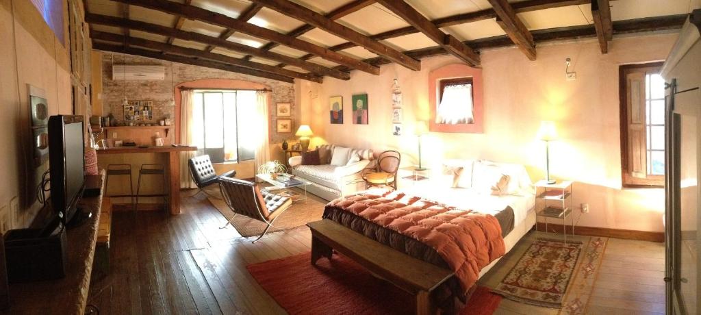 科洛尼亚-德尔萨克拉门托Colonia Suite Apartments的客厅配有床和沙发