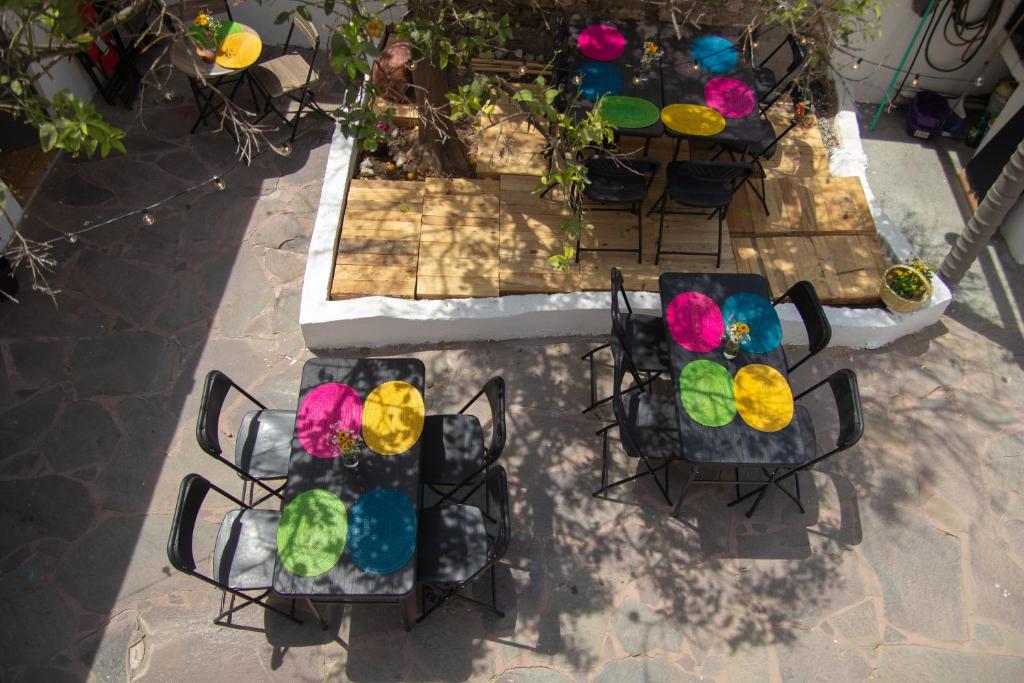 圣米格尔-德阿连德PATIO Alojamiento的桌椅的顶部景色,装饰色彩缤纷