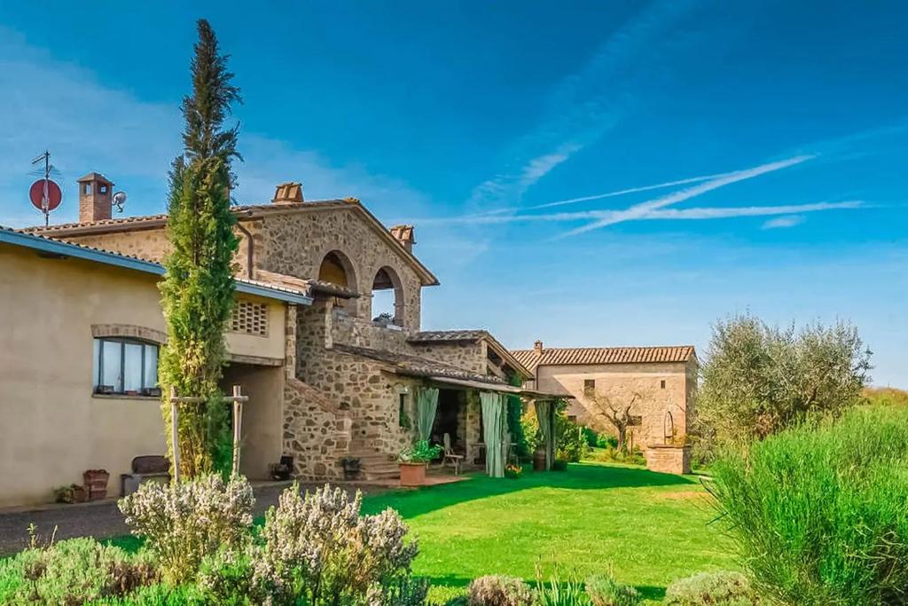 蒙塔尔奇诺Agriturismo MONSOLE - Montalcino的享有带庭院的房屋外部景致