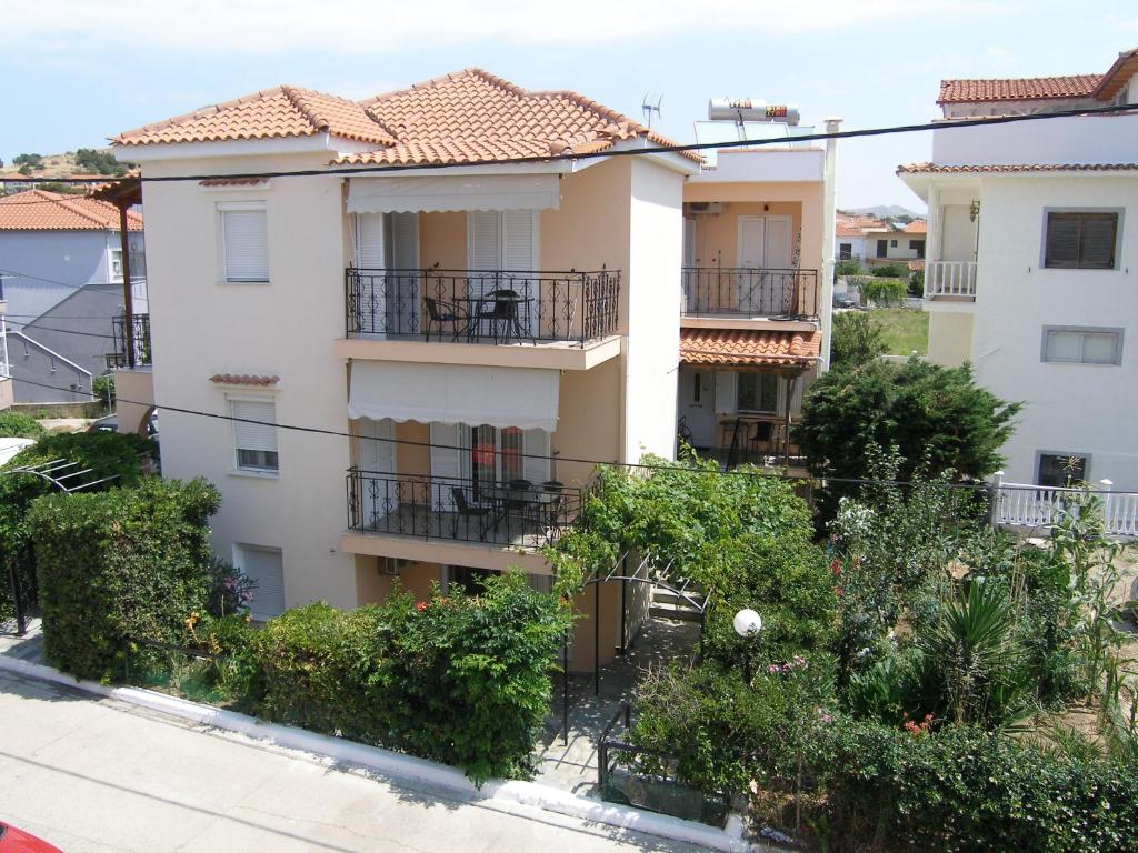 米里纳Efi Apartments (ΕΦΗ)的享有街道上建筑的景致
