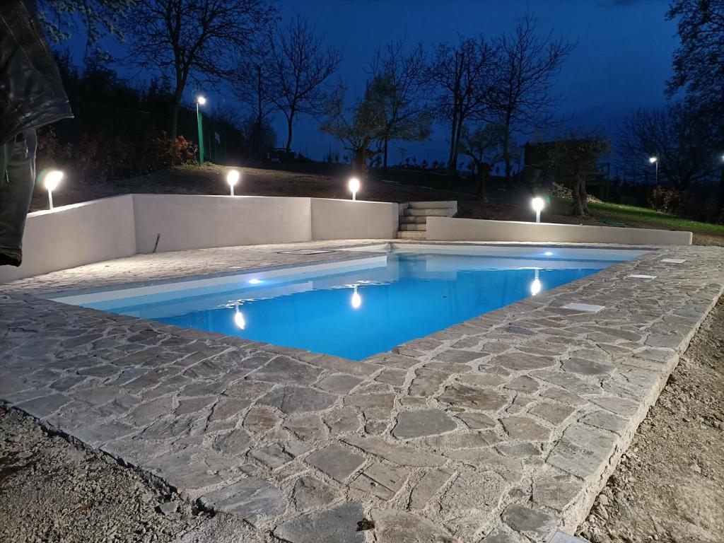 博古梅尔CASA DEL CANTA的夜间游泳池周围灯光环绕