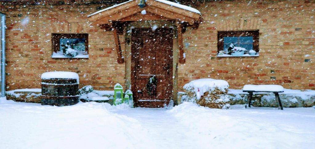 Pogány米维斯凡德吉哈思旅馆的砖屋前的暴雪