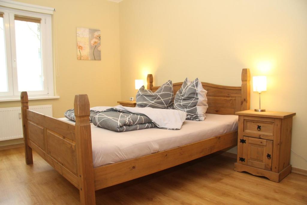 柏林Apartment Prenzlauer Berg的一间卧室配有一张带枕头的木床