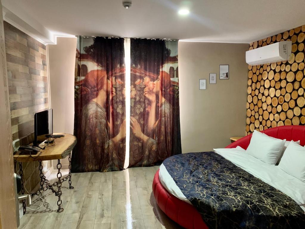 斯维伦格勒Grand Altunhan Hotel的一间卧室配有床、书桌和窗帘