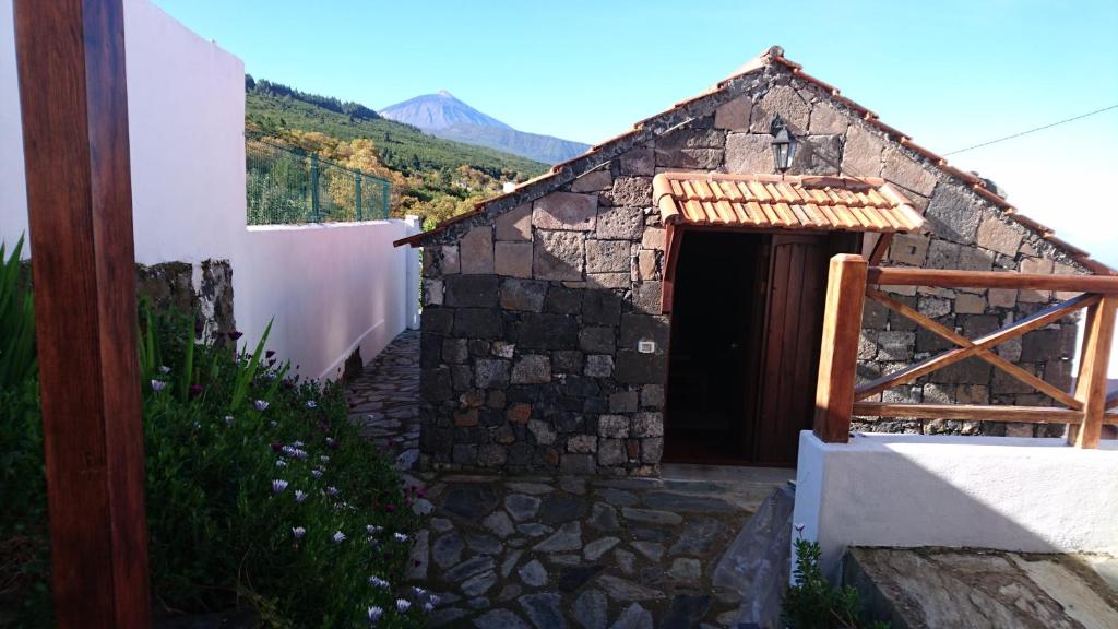 拉奥罗塔瓦El pajar de Inés的一座小石头建筑,山上有一扇门